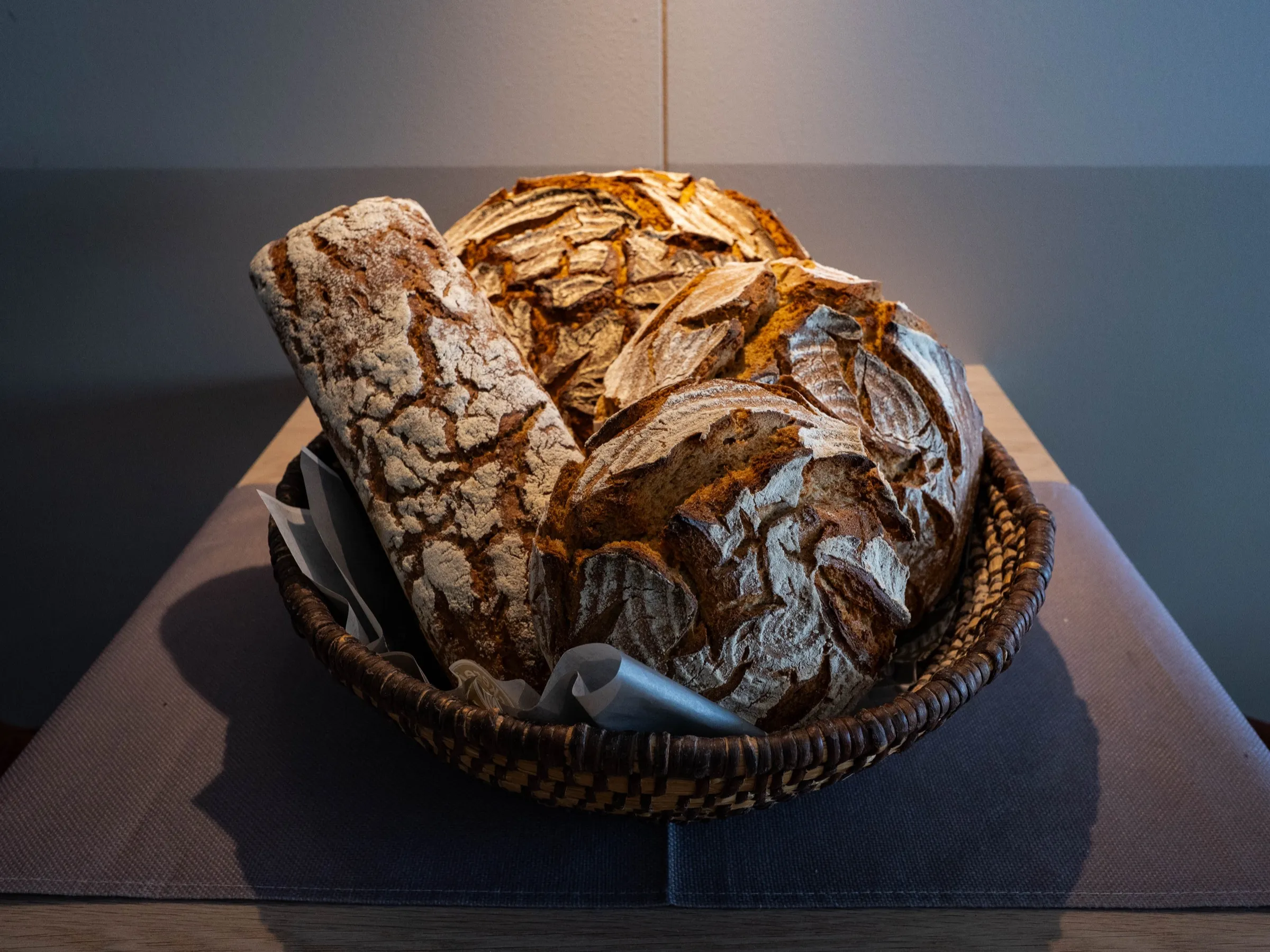 Rustikales Bauernbrot mit aufgerissener Kruste
