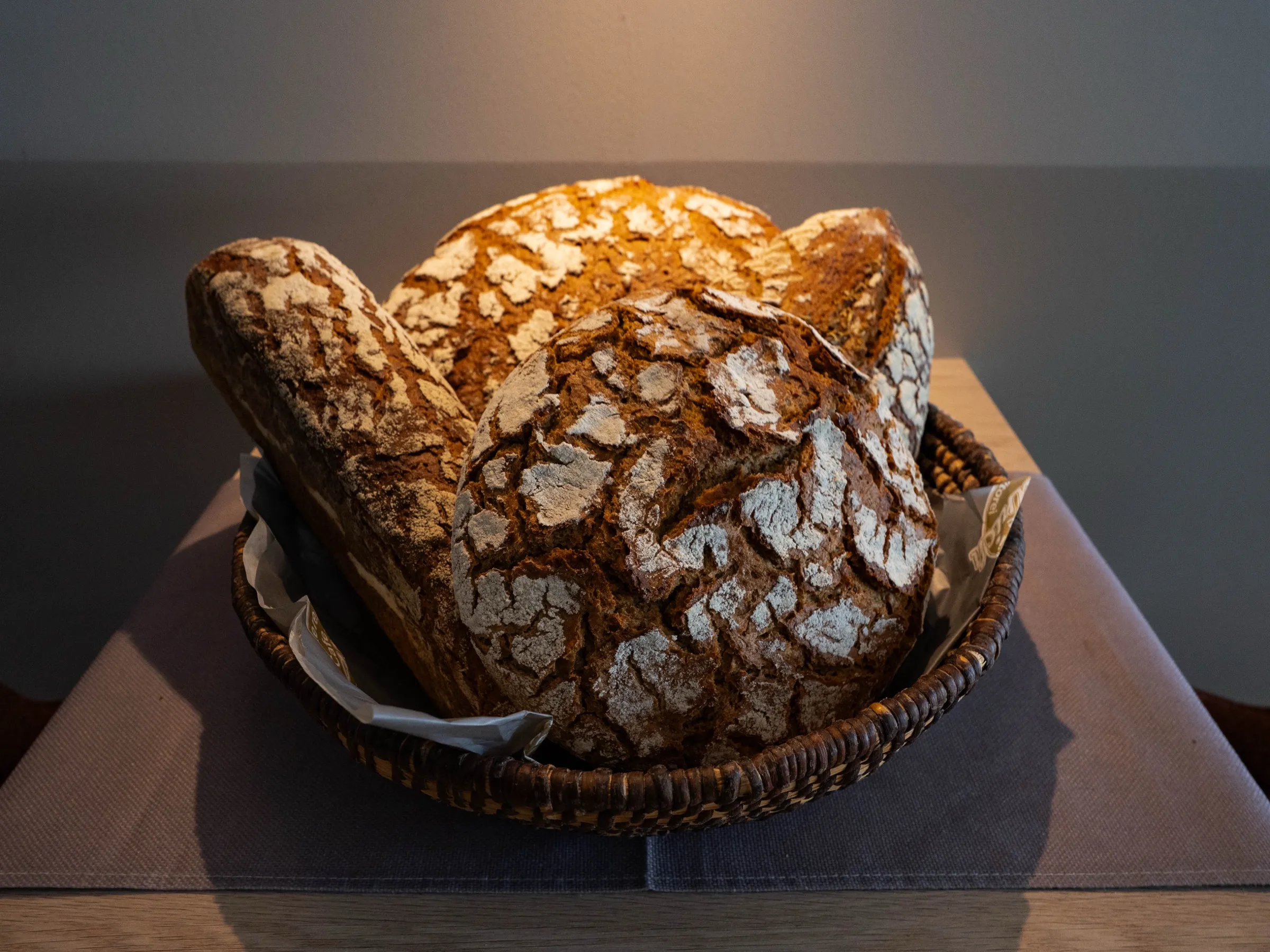Bauernbrot-Laibe mit kräftiger Krustenzeichnung