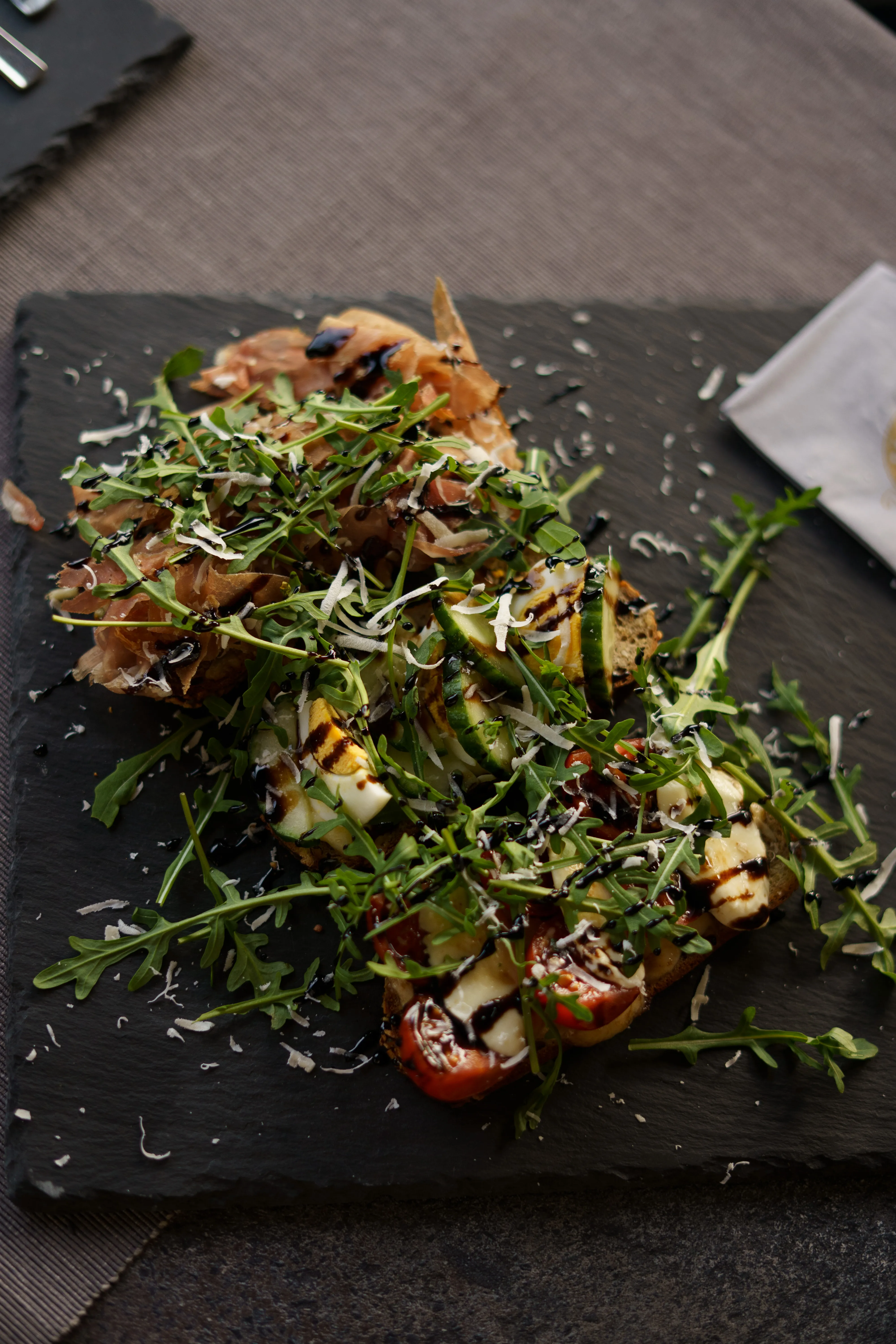 Bruschetta mit Rucola, Tomaten und Balsamico
