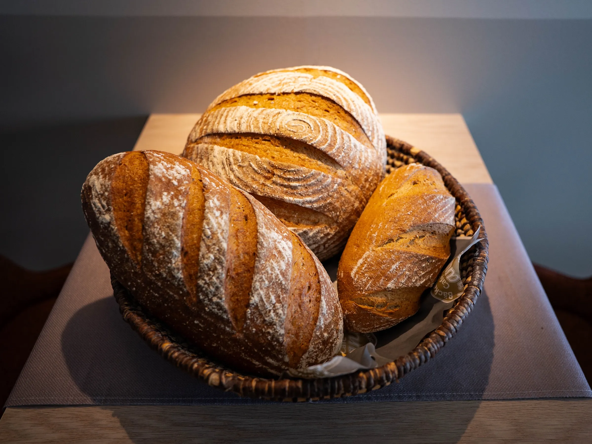 Halbweißer Laib und Wecken im Brotkorb