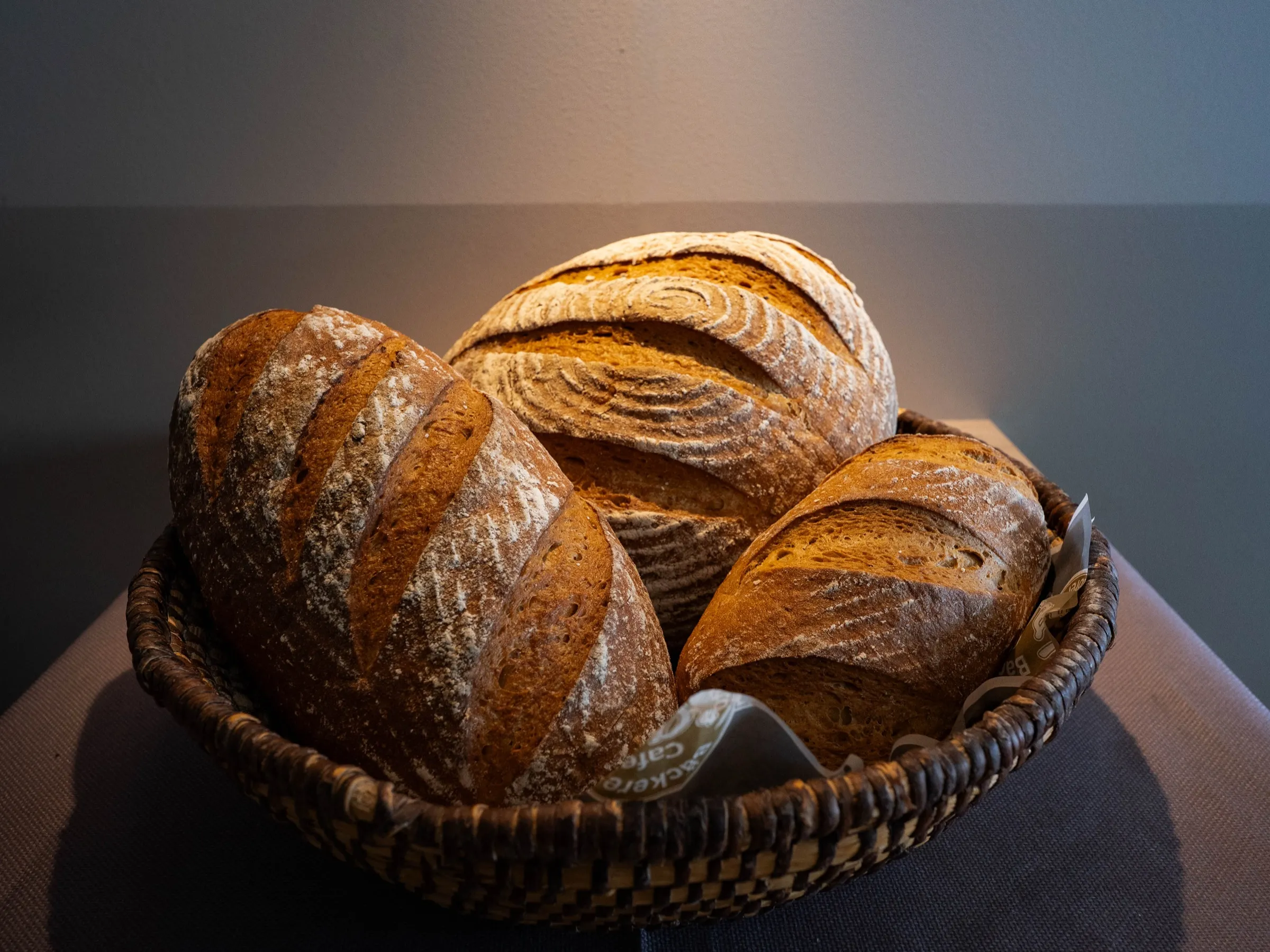 Bemehlter halbweißer Laib mit spiralförmigem Schnitt