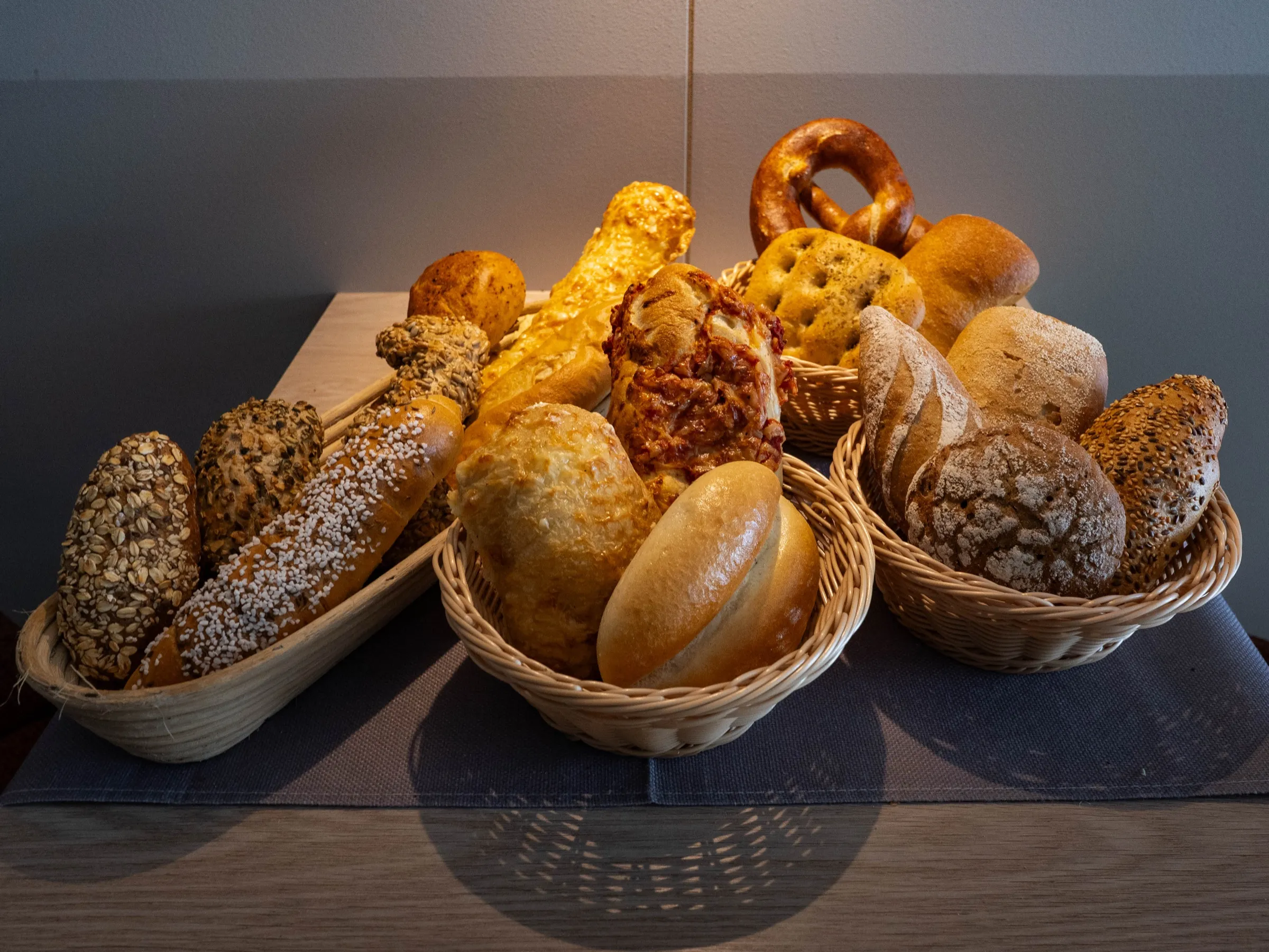 Körbe mit Semmeln, Weckerl, Brezel und Kornspitz