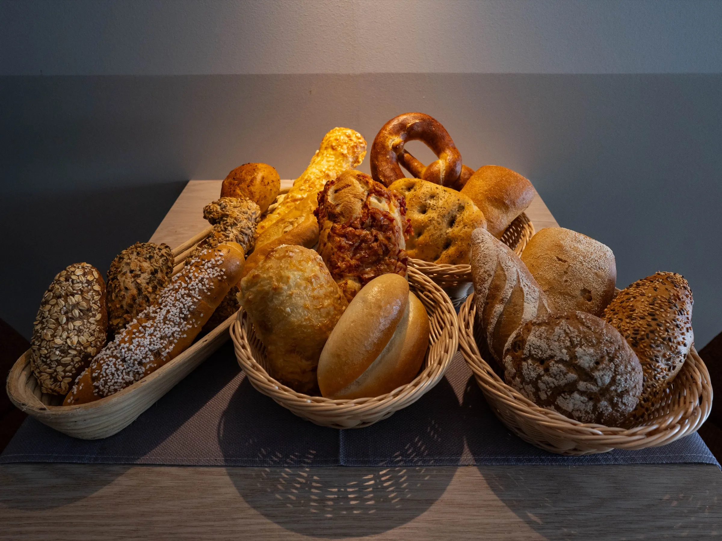 Kleingebäck-Auswahl mit Käse- und Pizzaweckerl