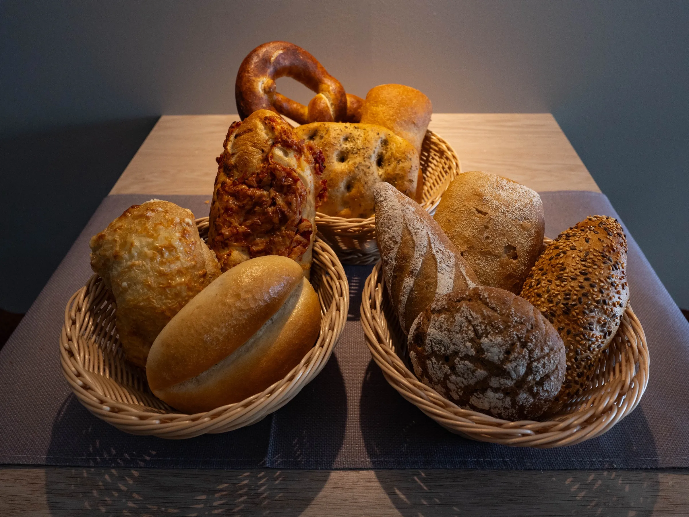 Semmeln, Brezel und Vollkornweckerl in Körben