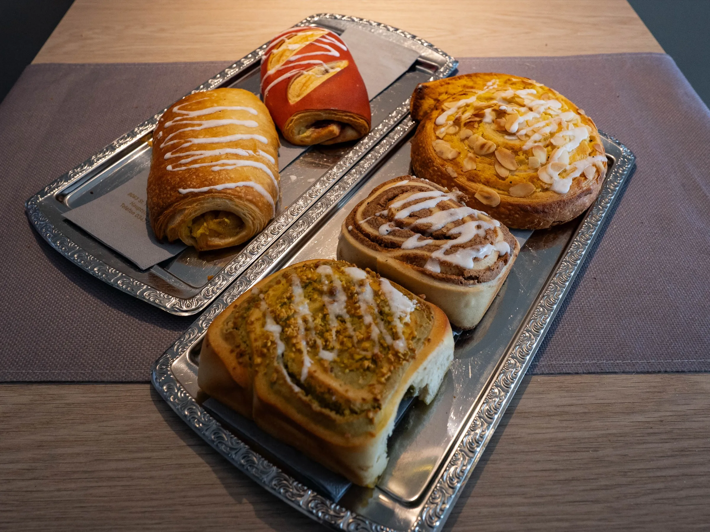 Plunderteilchen mit Zuckerguss und Mandelblättchen