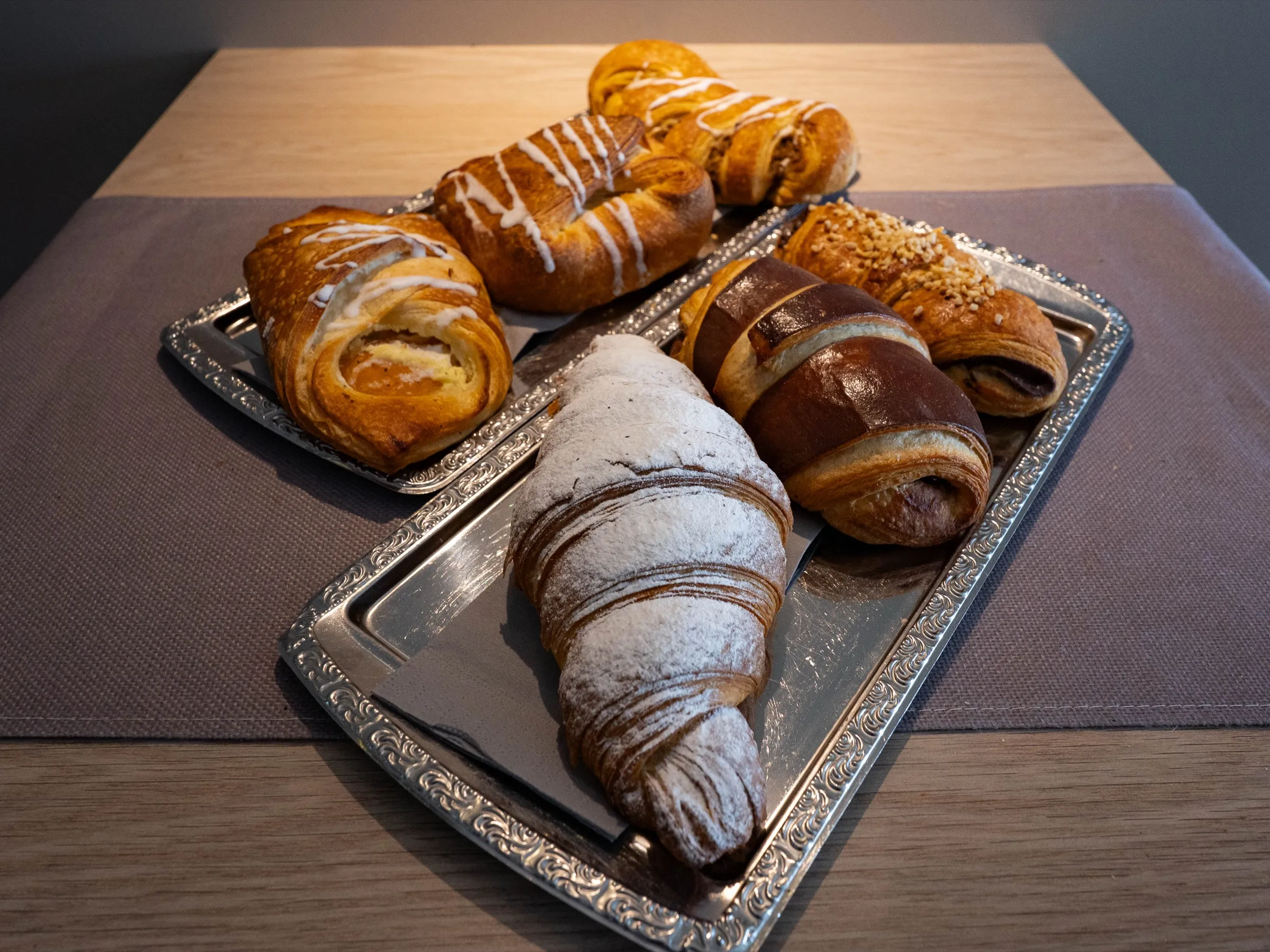 Croissants, Nussbeugel und Schokoplunder auf Silbertablett