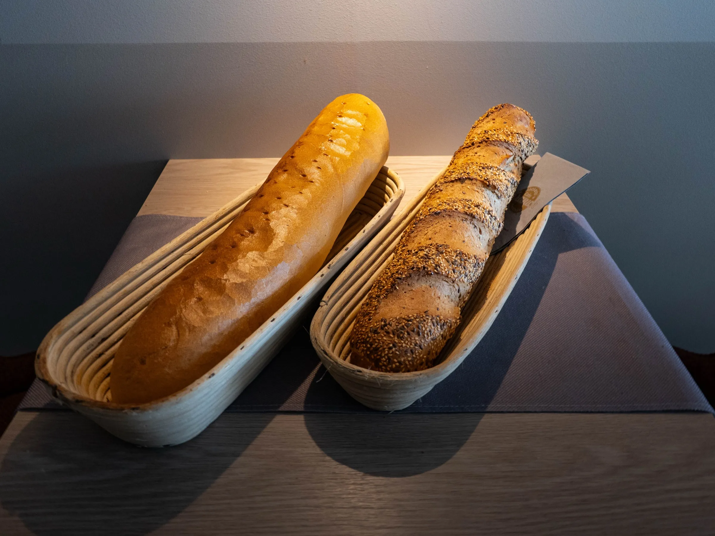 Heller Sandwichwecken und Sandwich mit Mohn-Sesam-Kruste