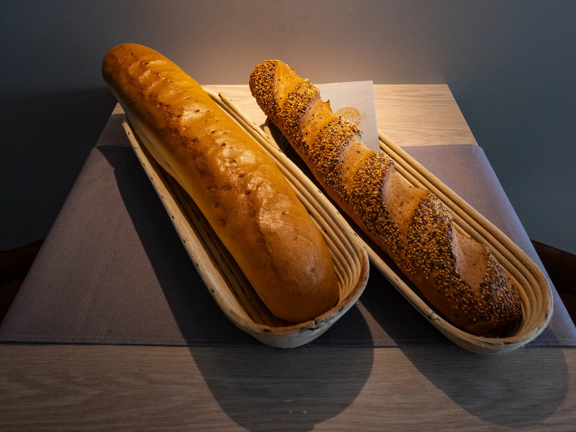 Sandwichwecken im Gärkorb, einer mit Saatenkruste