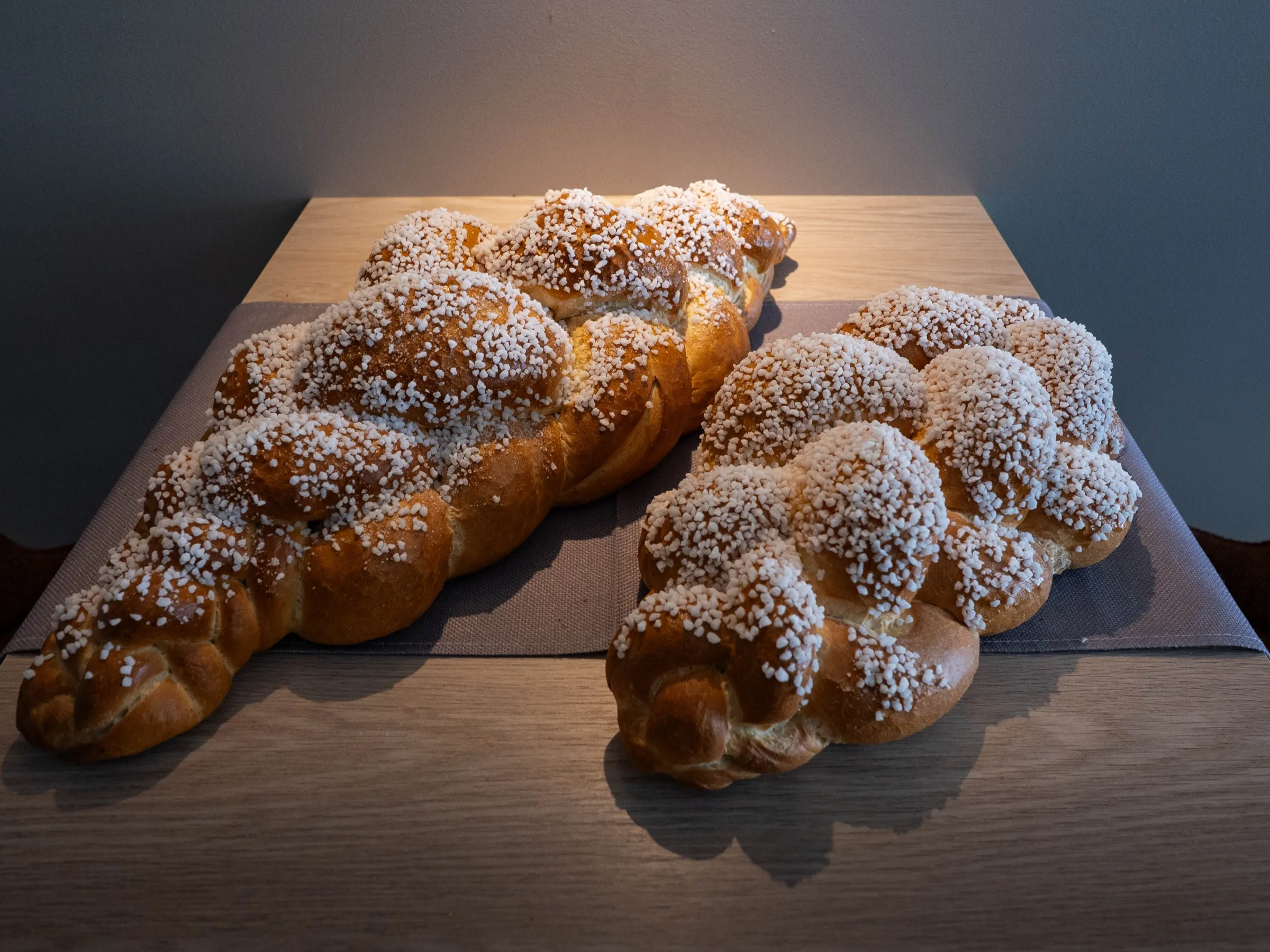 Großer und kleiner Striezel nebeneinander
